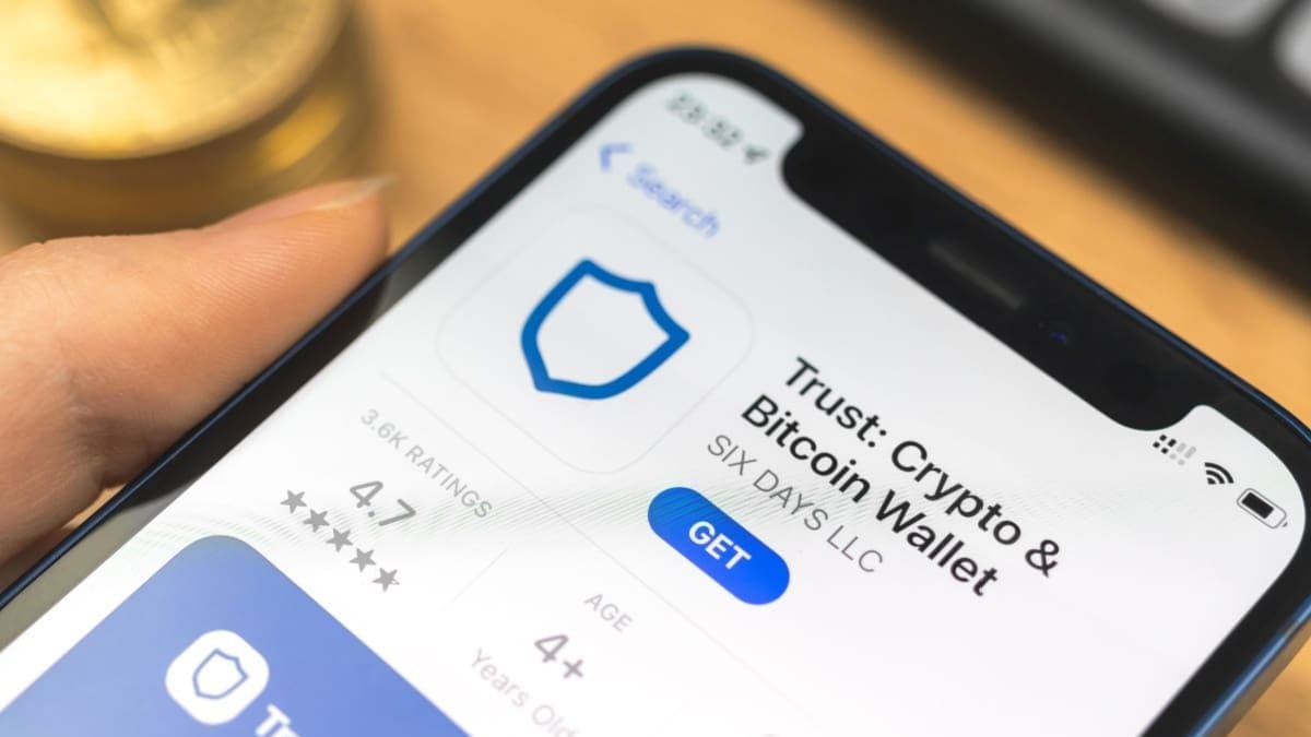 Trust Wallet start strenge controle: oplichters azen op vergoeding van hack Foto van Trust cryptowallet op mobiel