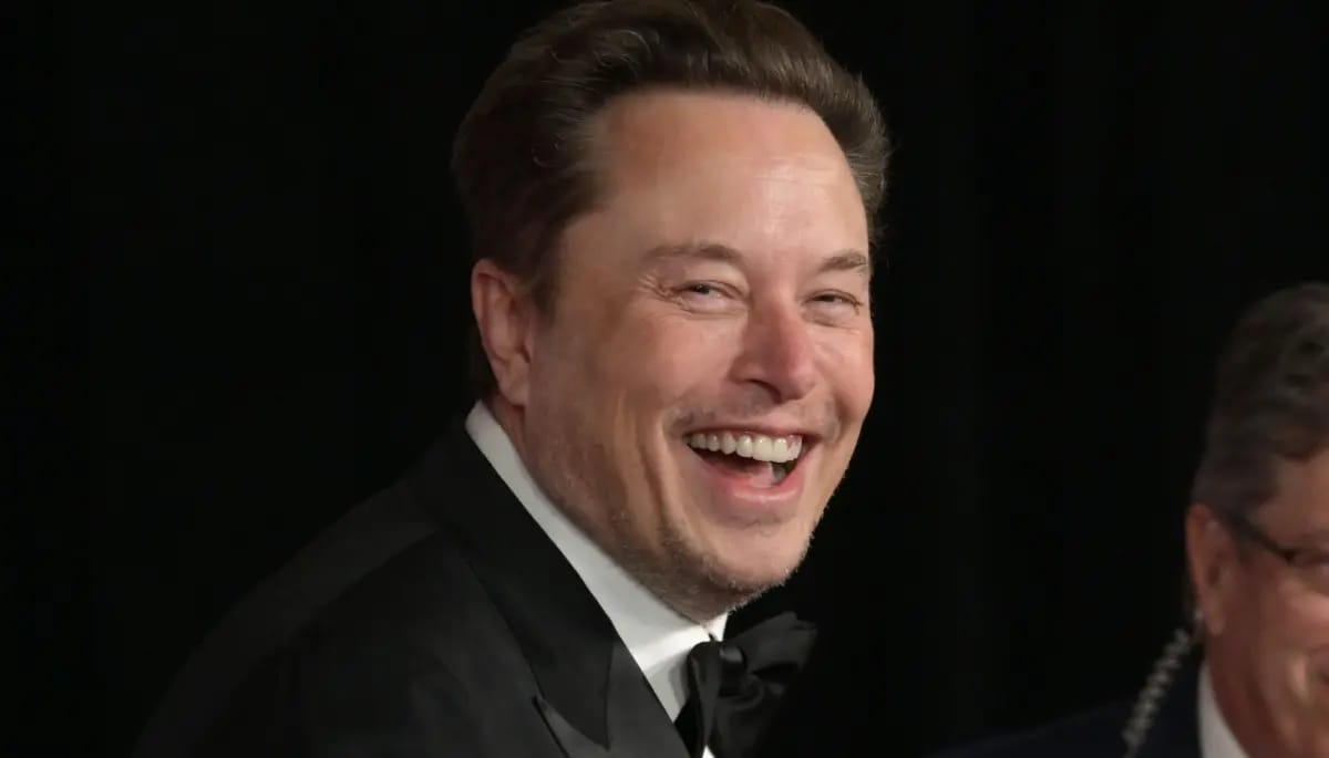 Memecoin PNUT knalt 10% omhoog na Musk uitspraken Elon Musk lacht naar camera