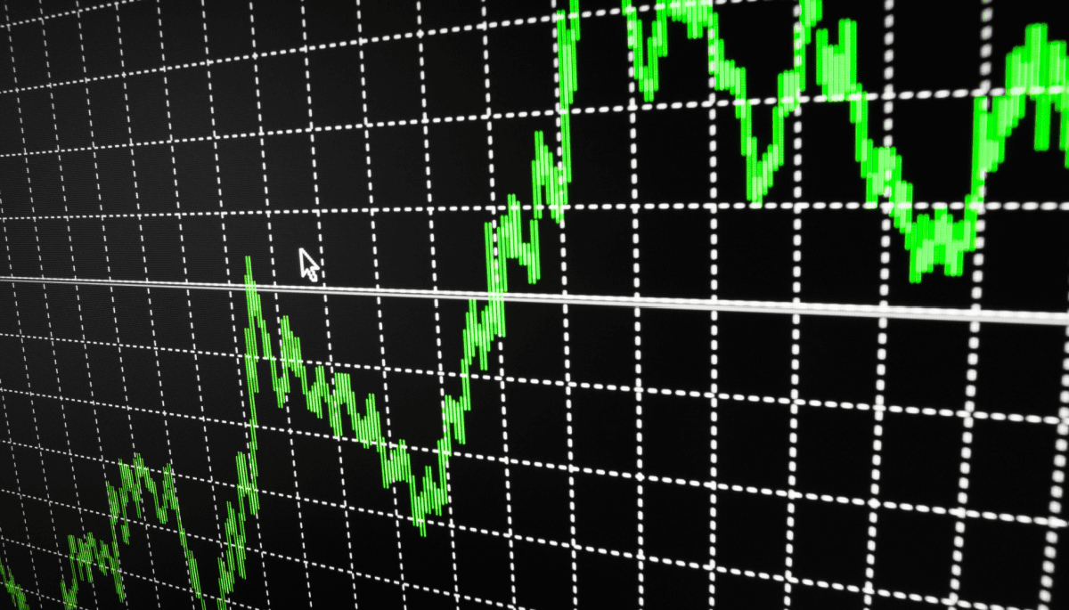Solana's Raydium schiet 30% omhoog – wat zit hierachter? Een afbeelding van een sterk stijgende, groene koers op een grafiek, met daarbij lijnen als indicator