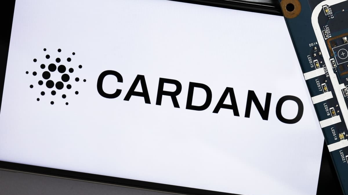 Een afbeelding van het logo van de altcoin Cardano (ADA) op een mobiele telefoon