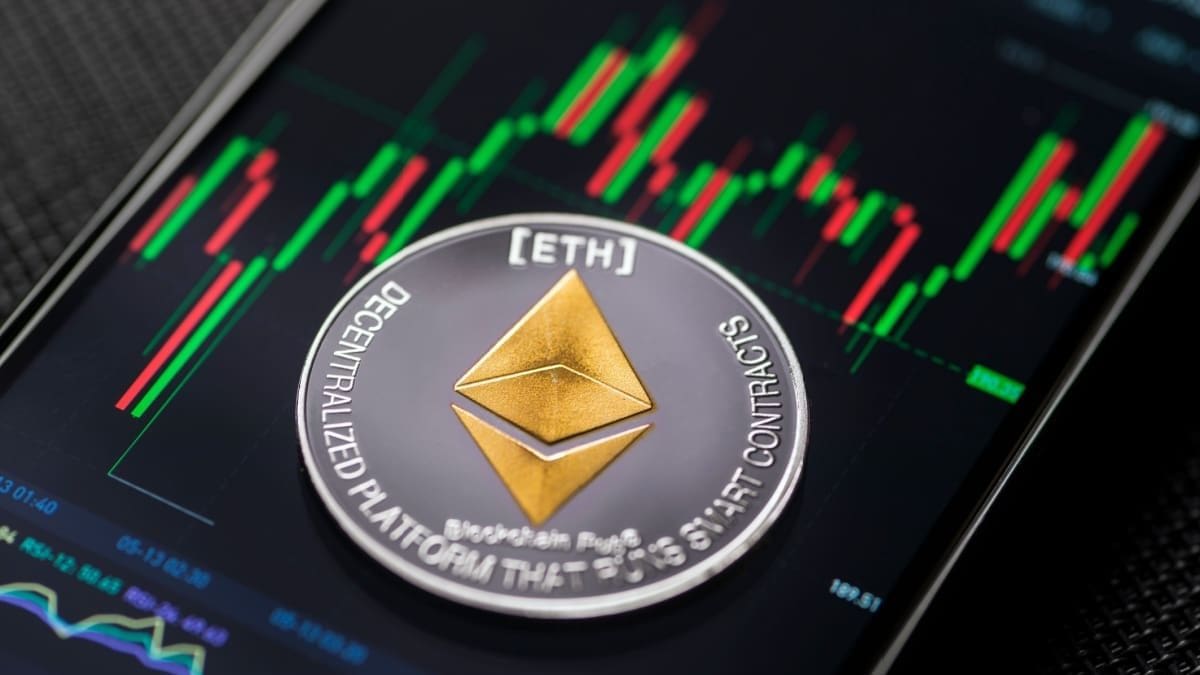 Crypto Radar: ethereum munten stelen de show, koersen ontploffen Foto van een ethereum munt op een mobiel met een candle grafiek