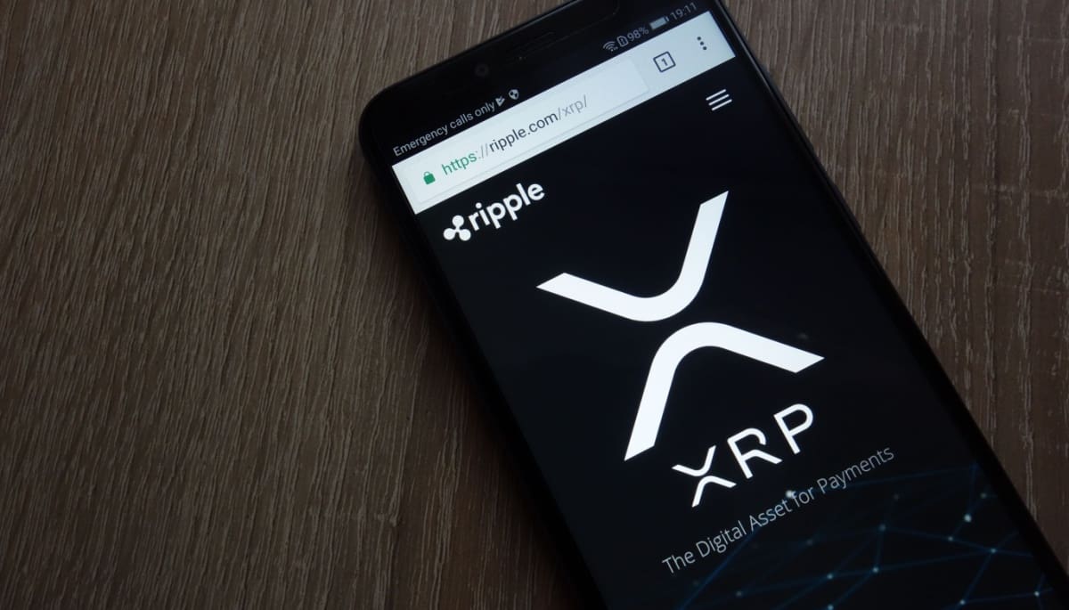 Populaire trader is 'eindelijk' klaar voor XRP: 'groot signaal komt eraan' Foto van een mobiele telefoon met de website van Ripple geopend, met daarop het logo van XRP