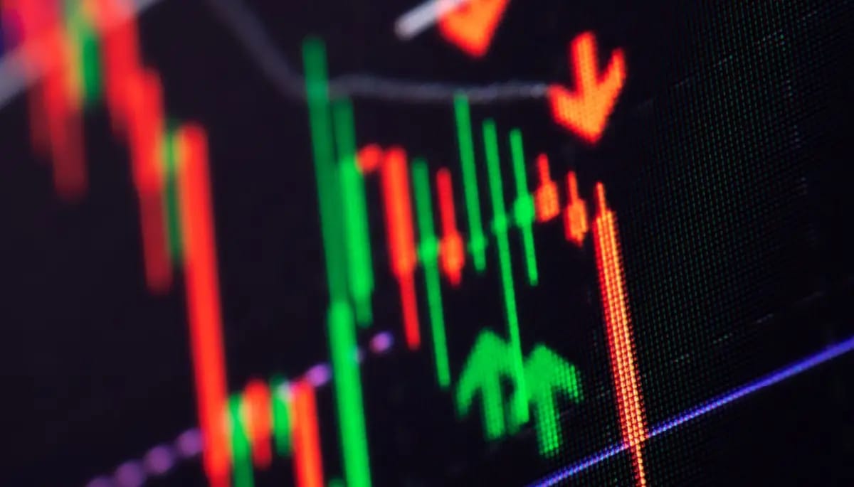 Crypto Radar: Bitcoin doet stapje terug door tegenvallende cijfers Bitcoin grafiek met groene en rode pijlen.
