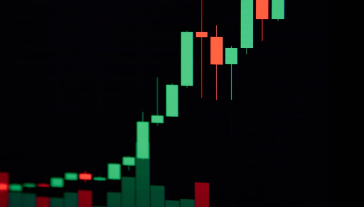 Populaire cryptomunt van beurs stijgt met 40%, wat is er aan de hand? Een crypto grafiek met daarop groene candles, een stijgende koers