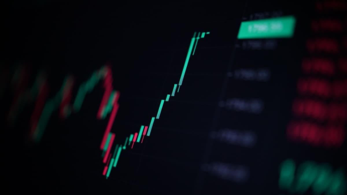Een afbeelding met een groene, zeer snel stijgende candle chart van een crypto koers of aandelen koers