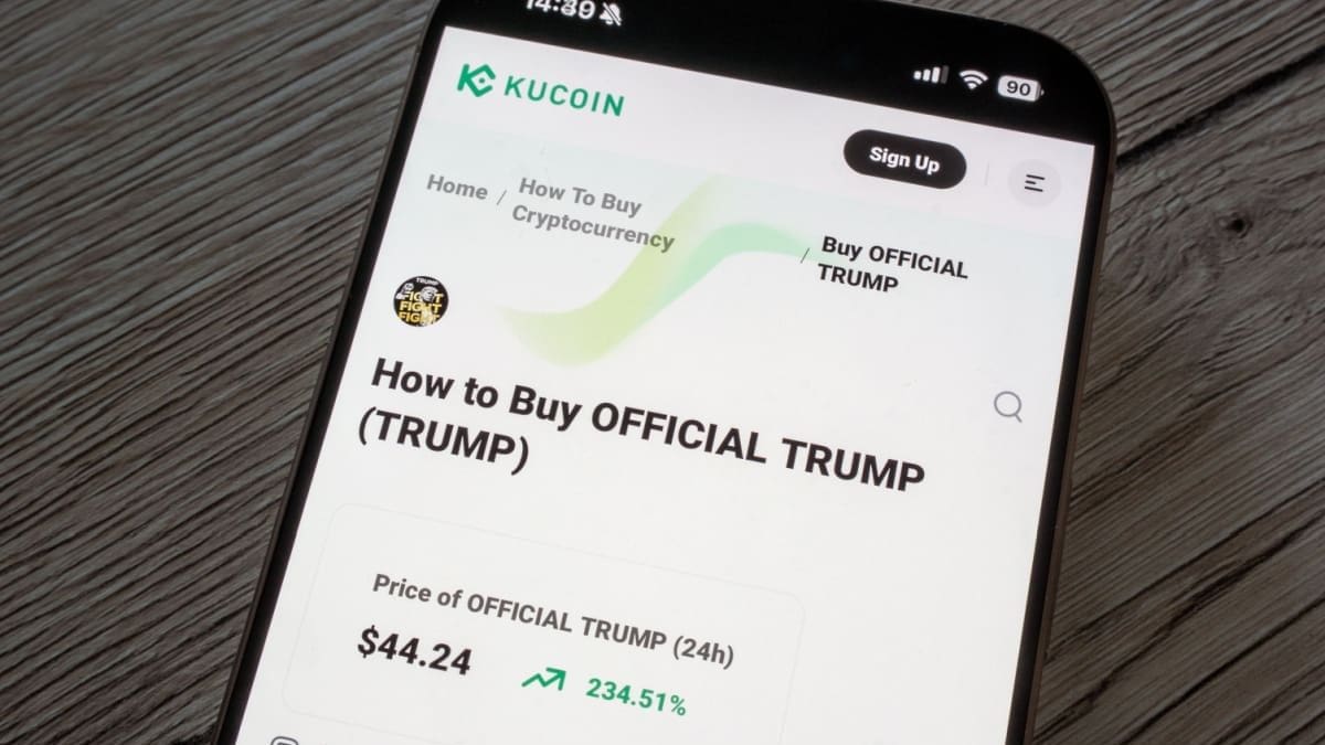Memecoin van Trump schiet omhoog na uitspraken over buitenaards leven Een afbeelding van de memecoin official Trump (TRUMP) op cryptobeurs KuCoin, met daarbij een groene prijs
