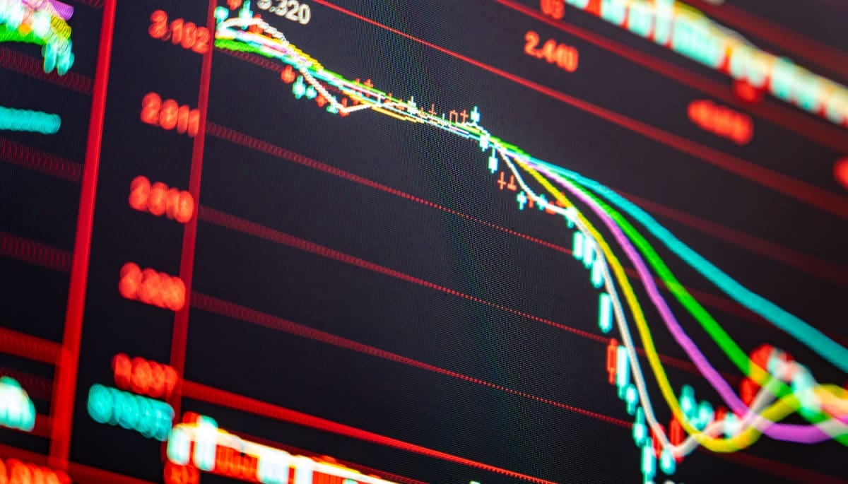 Crypto Radar: bitcoin stabiel, altcoins lijden - memecoin pakt podium Een afbeelding van een kleurrijke dalende koers van een aandeel of crypto met marktdata
