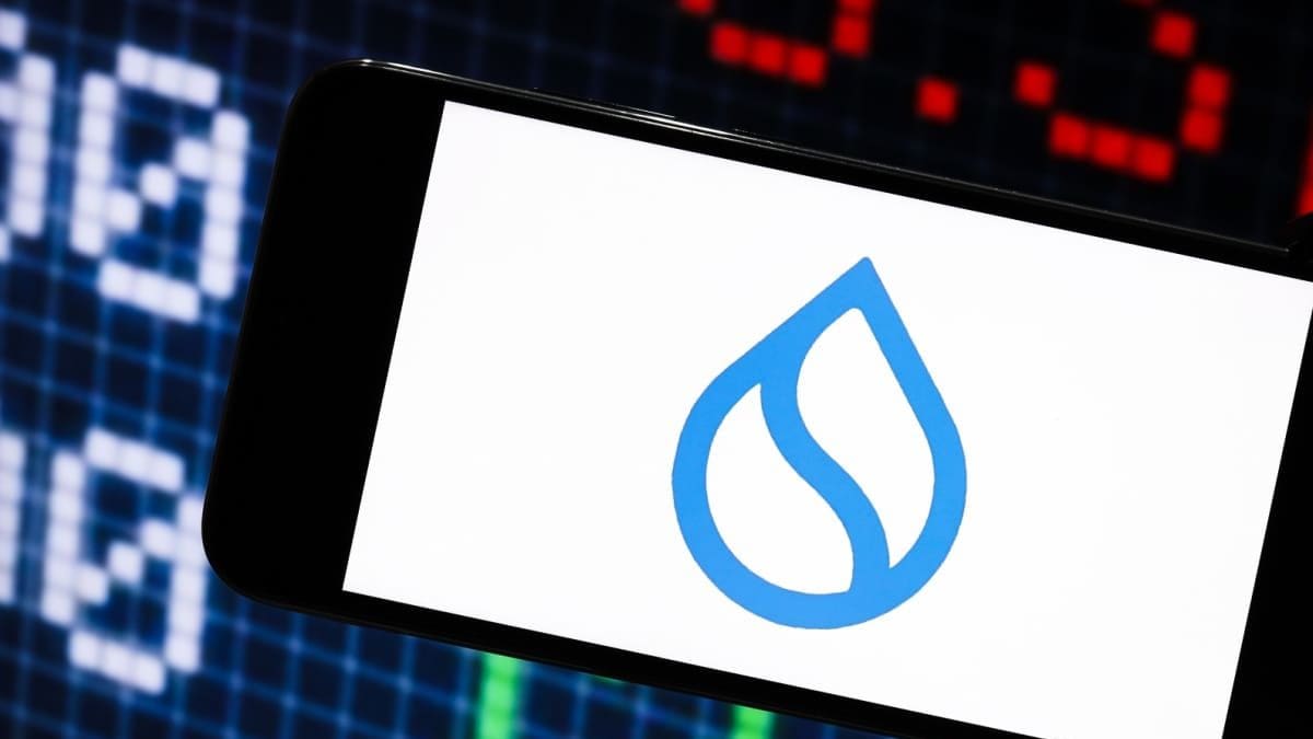 Crypto Radar: bitcoin stijgt naar $94.000, Sui leidt altcoins met +20% Een afbeelding van het logo van sui (SUI) op een mobiele telefoon, met op de achtergrond marktdata van crypto of een aandeel_aandelen