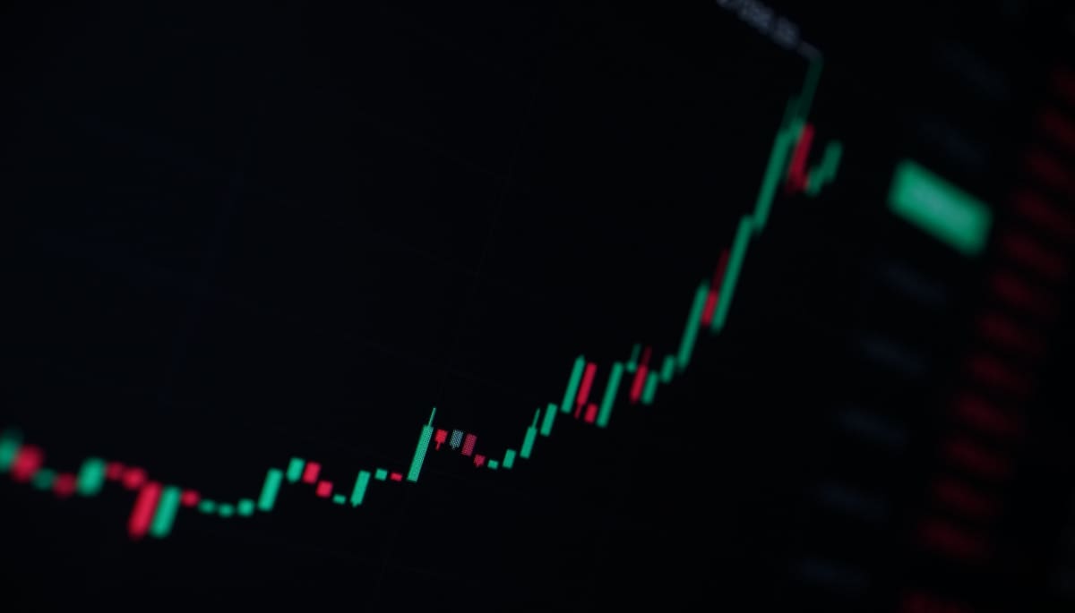 Koers van cryptomunt verdubbelt in één dag, schiet top 100 binnen Een donkere en blurry candle chart van een crypto koers, die hard stijgt ten tijde van een rally