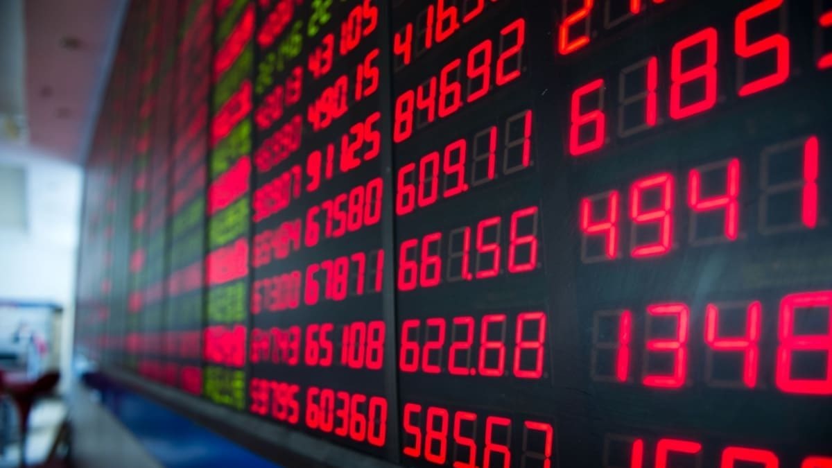 Cryptofondsen zien bijna €200 miljoen vertrekken: dit is de reden Een afbeelding van rode cijfers op een bord met aandelen en/of crypto koersen