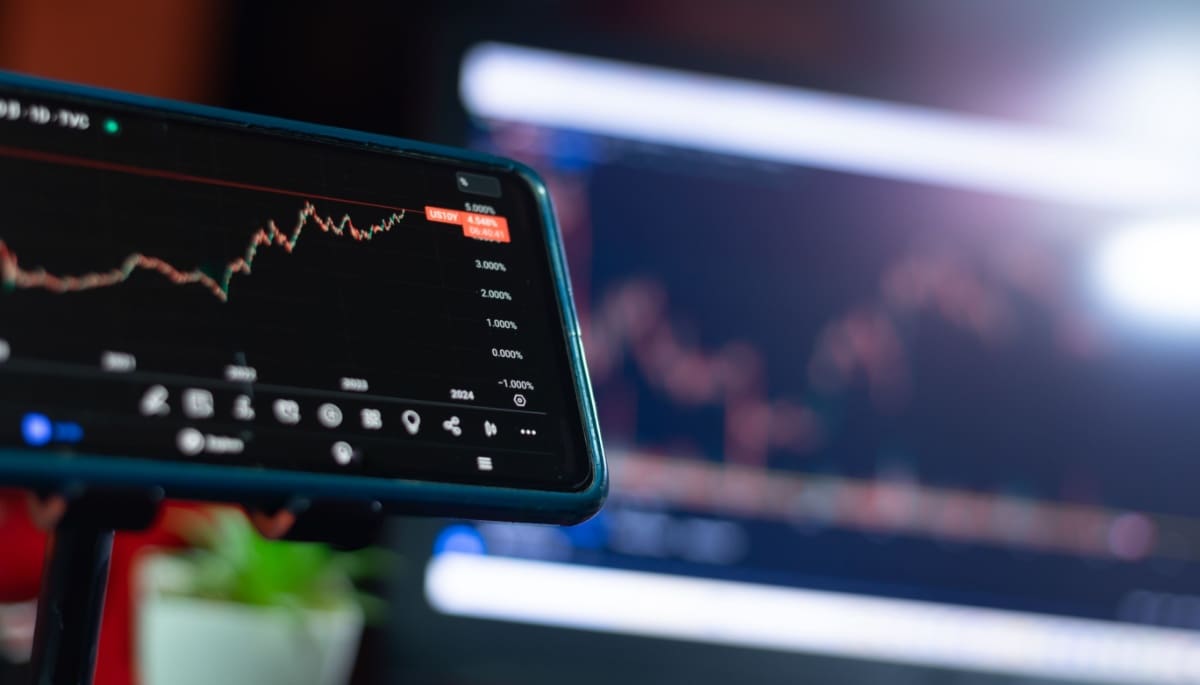 Omni Network stijgt met 25% vandaag, wat is er aan de hand? foto van een smartphone met koersgrafiek