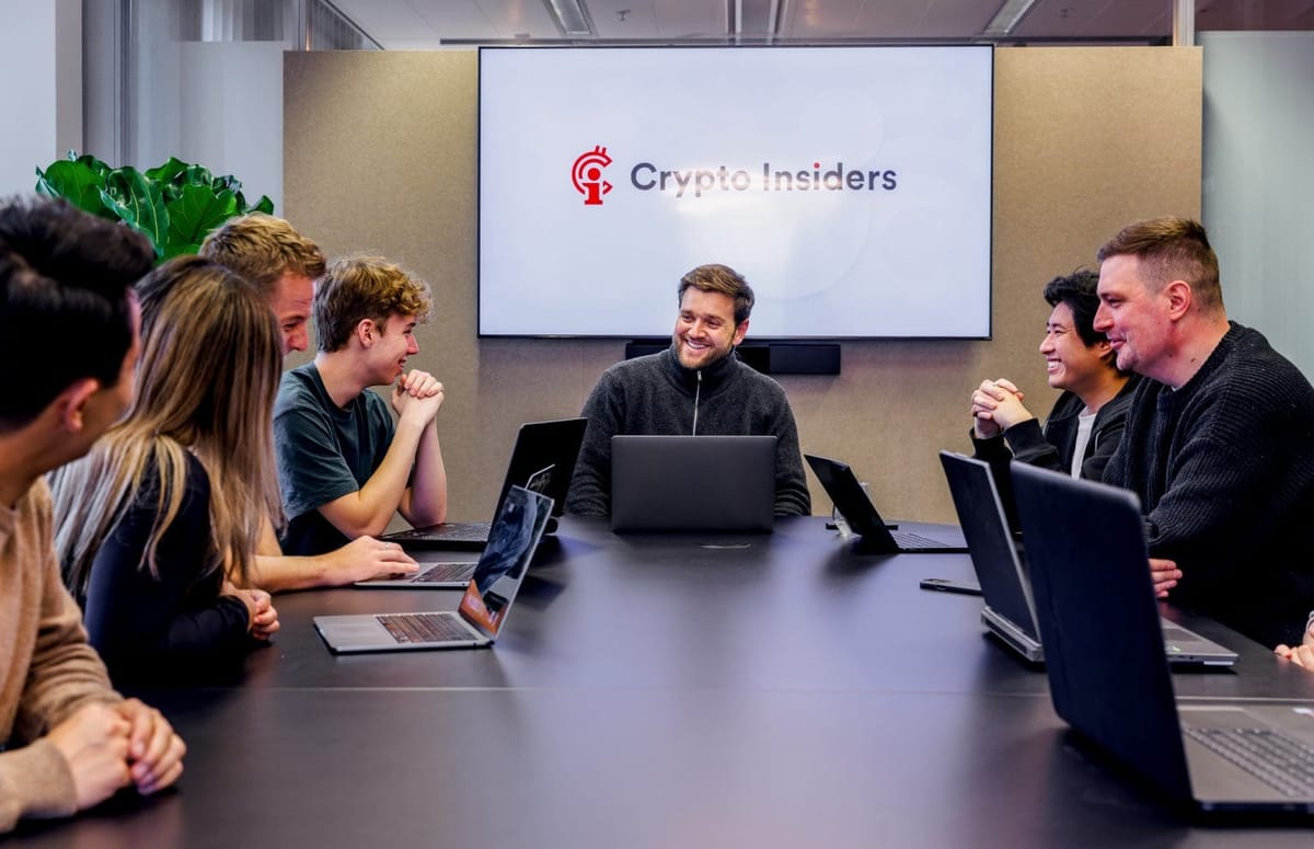 Het team van Crypto Insiders in de vergaderruimte