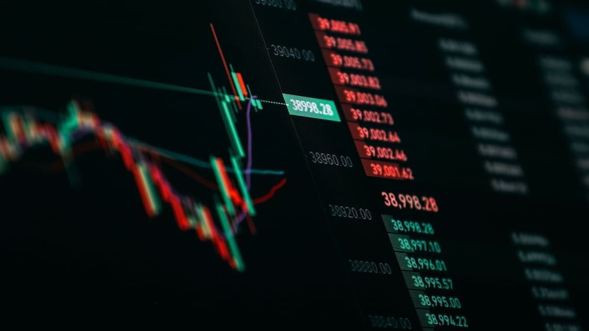 Een afbeelding van een stijgende crypto grafiek met een groene candle chart