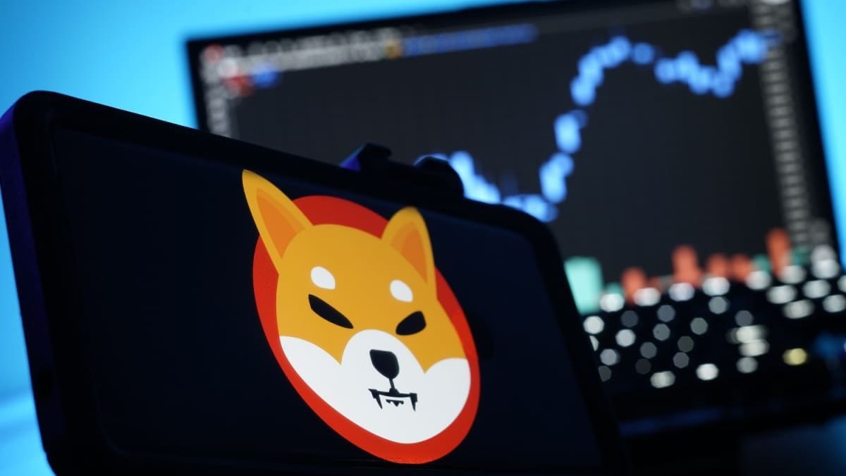 Shiba inu 'whale' verkoopt 800 miljard munten, heeft nog €500 miljoen over Een afbeelding van het logo van Shiba Inu (SHIB) met op de achtergrond een stijgende koers