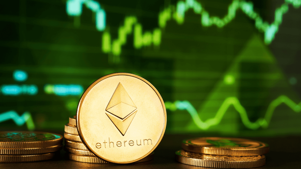 Ethereum stroomt massaal weg van cryptobeurzen Ethereum munt met groene koersgrafiek
