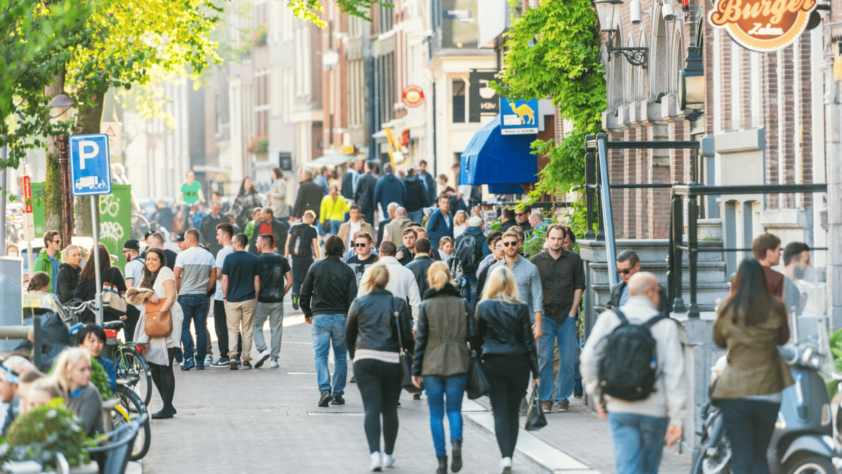 Nederlanders hebben iets meer vertrouwen in de economie maar blijven somber