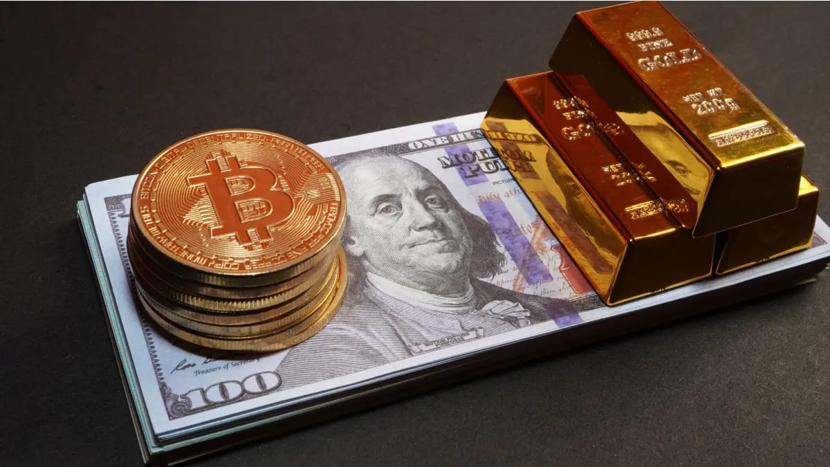 Bitcoin verliest, goud wint: dit is waarom ze nu uit elkaar lopen Een afbeelding van een aantal bitcoin munten op een stapeltje dollars met daarbij een aantal goudstaven