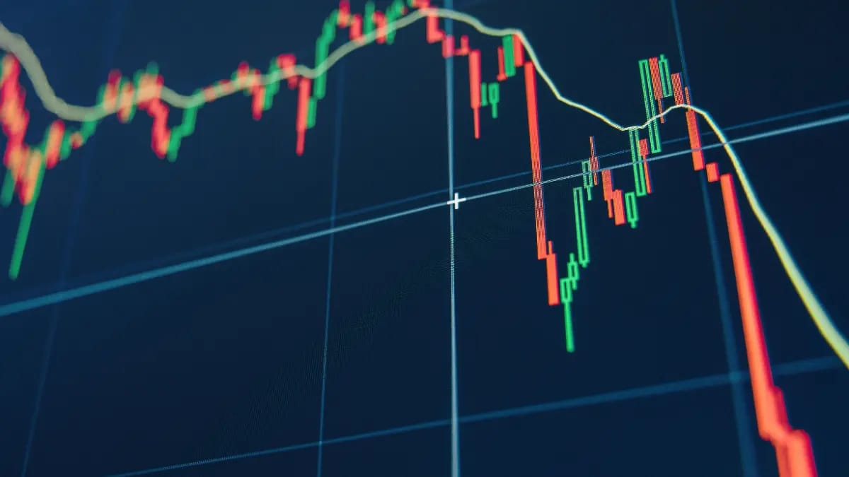 Populaire nieuwe munt kan volgens expert bijna al zijn waarde verliezen Een afbeelding van een koers die hard daalt met een forse crash van een candle chart
