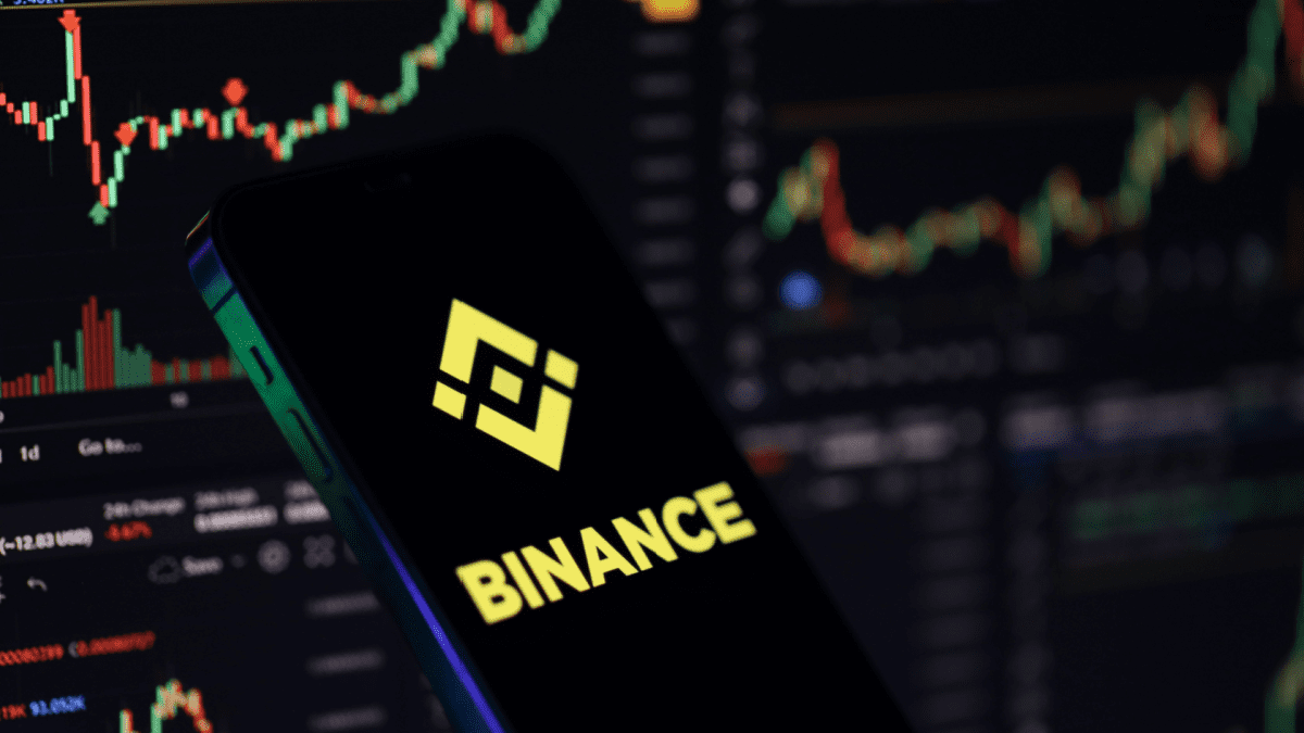 Cardano en Aster zien kortstondige opleving door Binance-nieuws Binance logo met koersgrafieken