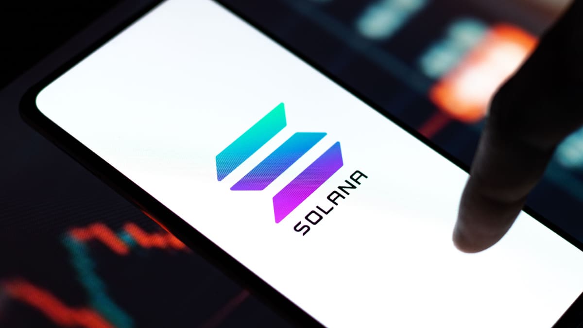 Grote bank doet opvallende Solana-voorspelling voor 2030 Inversor cripto se hace millonario al comprar cien teléfonos