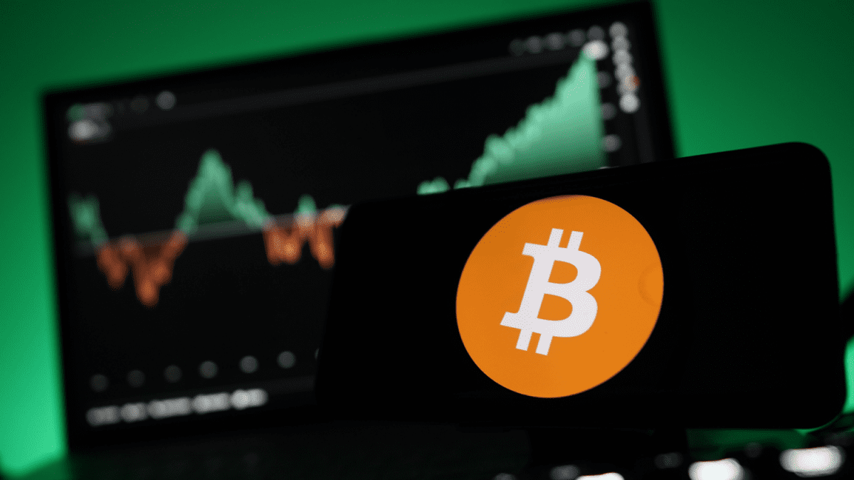 Bitcoin whales slaan in en kopen voor €3 miljard in slechts 10 dagen Bitcoin logo met stijgende koersgrafiek