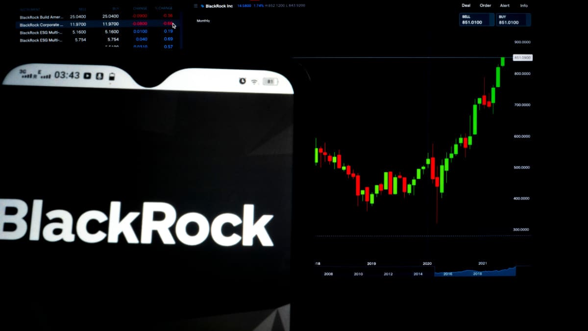 Bitcoinfondsen winnen €90 miljoen, maar Ethereum verliest Een afbeelding van het logo van vermogensbeheerder blackrock met daarbij een stijgende koers
