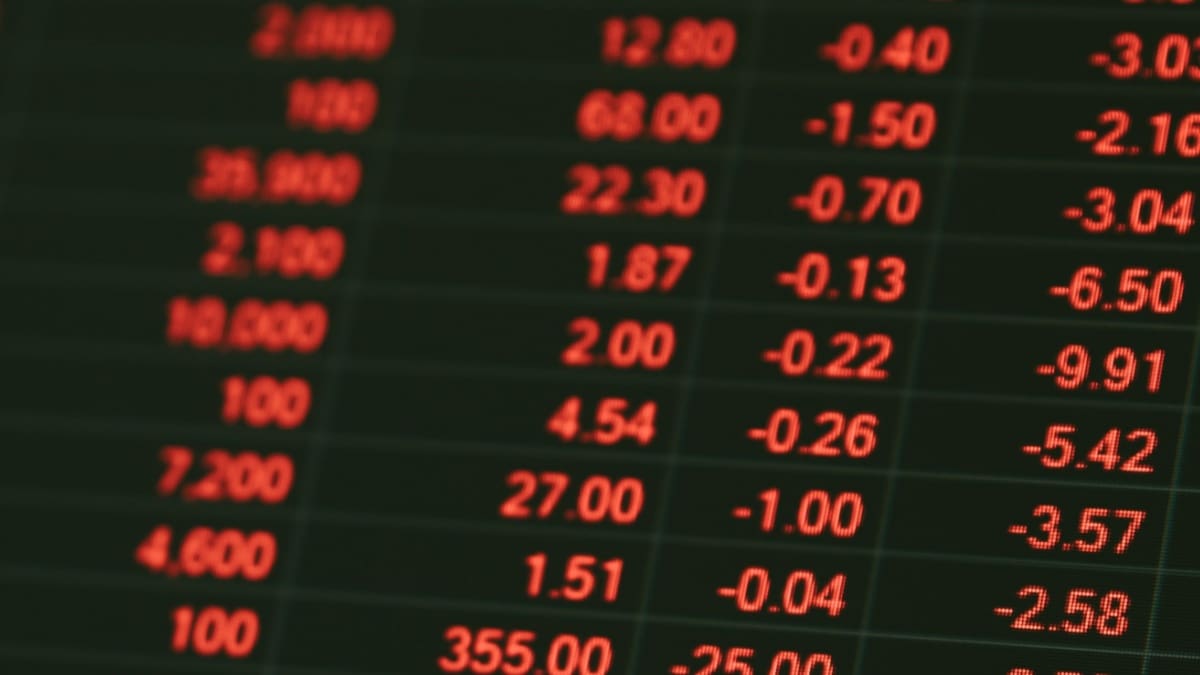 Bitcoin en XRP dalen terwijl olie stijgt door teleurstelling rond Straat van Hormuz
