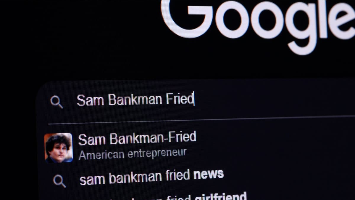 Nieuw proces voor veroordeelde FTX oprichter afgewezen: 'Complottheorie' Een afbeelding van Sam Bankman Fried in de zoekbalk van Google