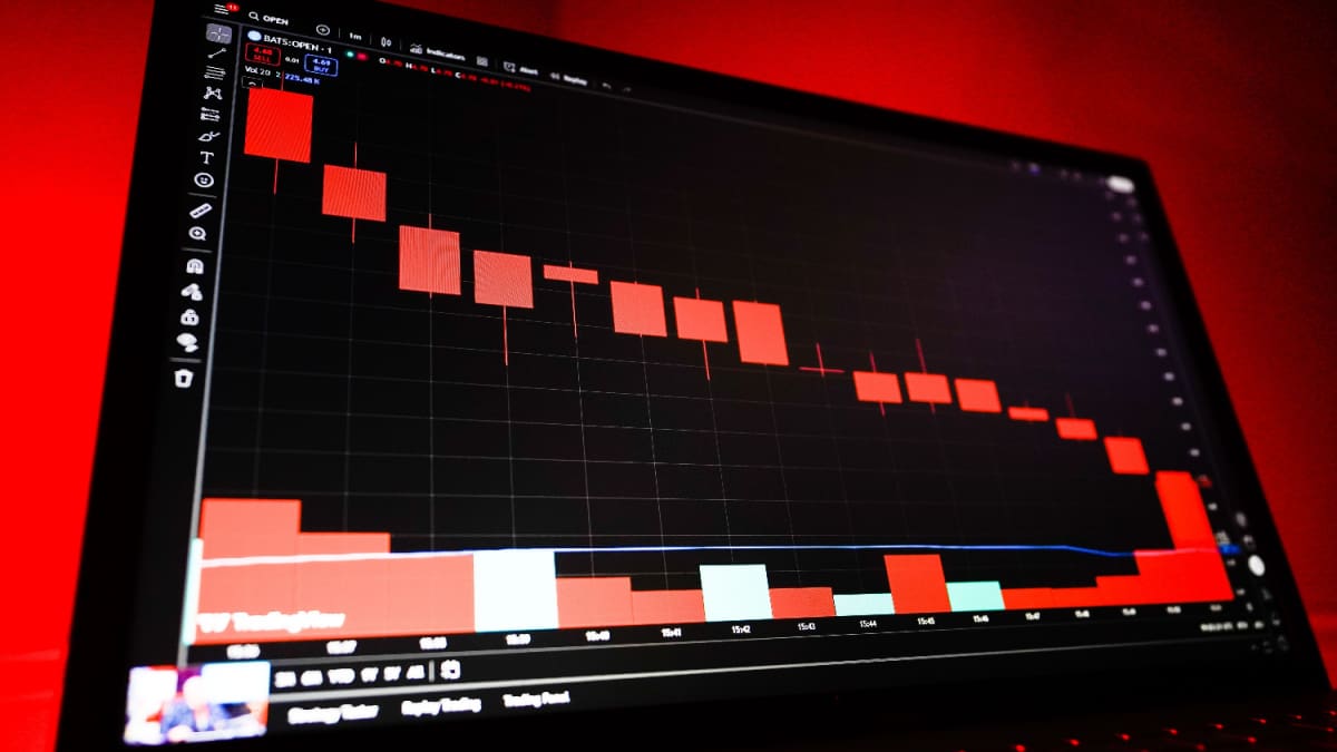 Crypto Rewind: grootste roof van 2026, AI als belegger en het Musk-effect Een afbeelding van een dalende rode grafiek met marktdata op een computerscherm