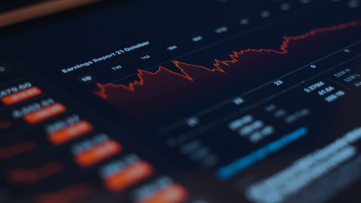 Crypto Rewind: Zcash crasht, AI voorspelt XRP & bitcoin onder druk Een afbeelding van een rode grafiek en rode cijfers