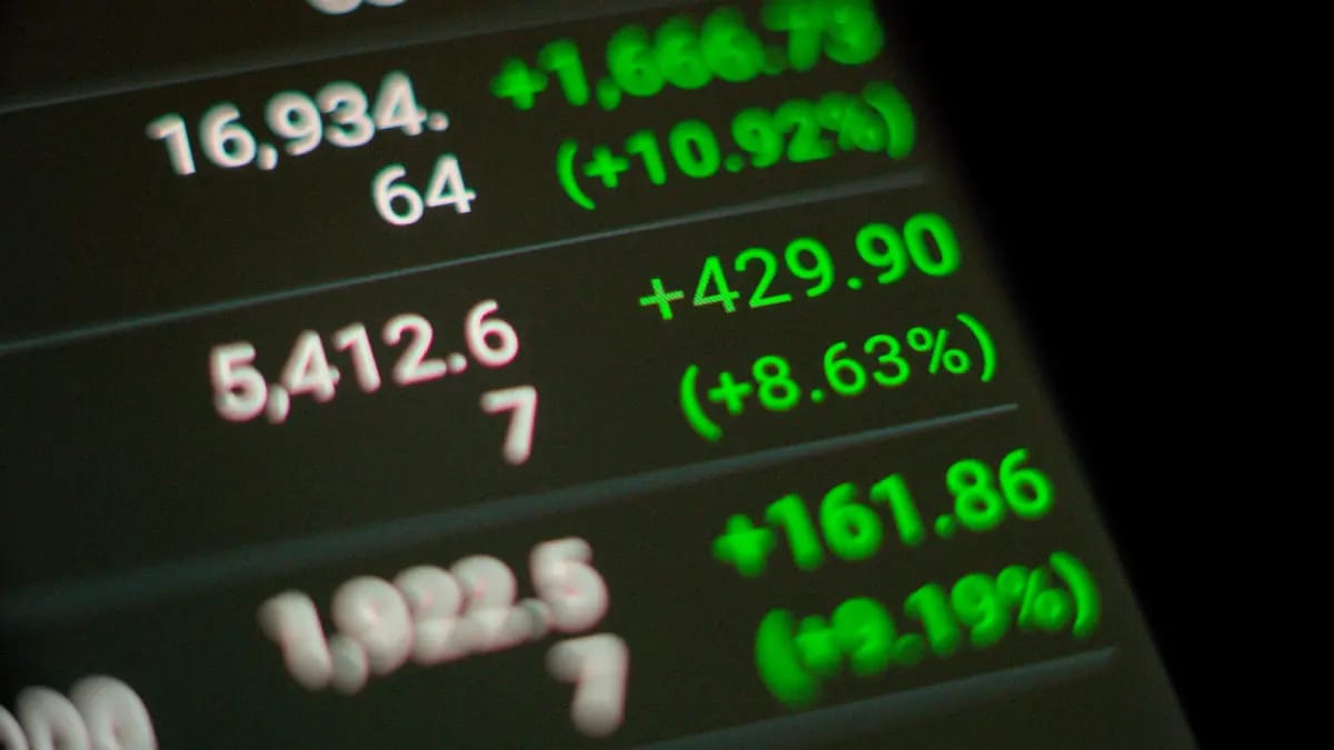 Jonge cryptomunt domineert de markt vandaag met 108% stijging Een afbeelding van hard stijgende koersen met groene cijfers