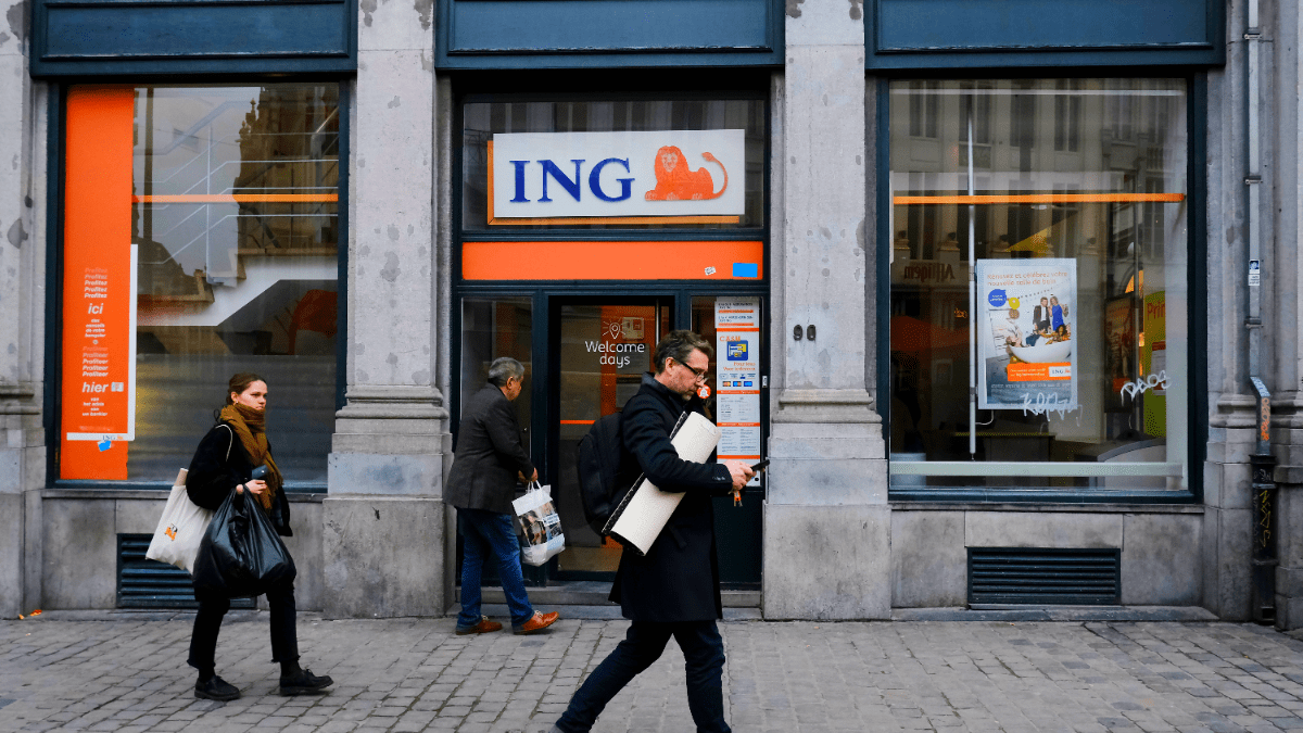 Man raakt 100.000 euro kwijt in crypto-scam, eist geld terug van ING Mensen-voor-ING-bank-filiaal