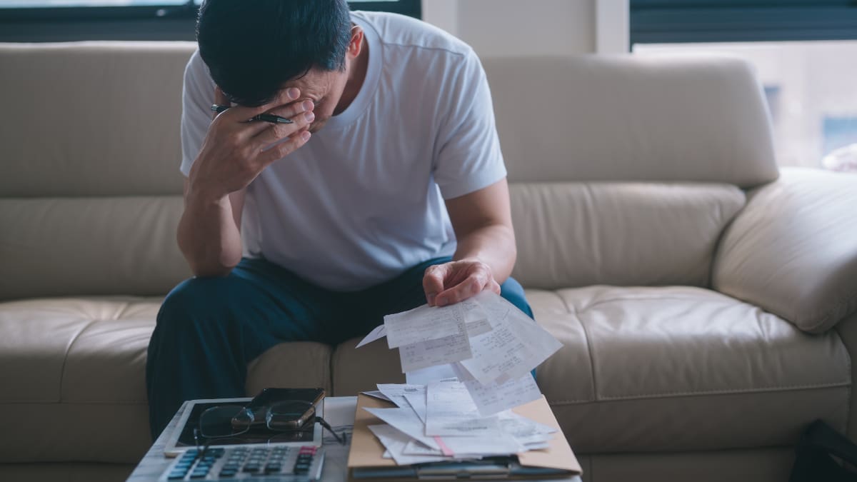 Foto van man bezorgd over financiele documenten
