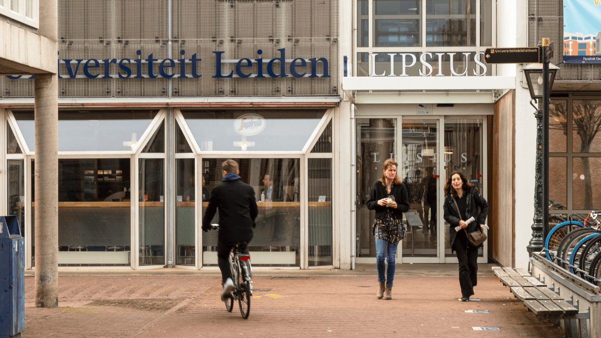 NEderlanders-lopen-op-straat