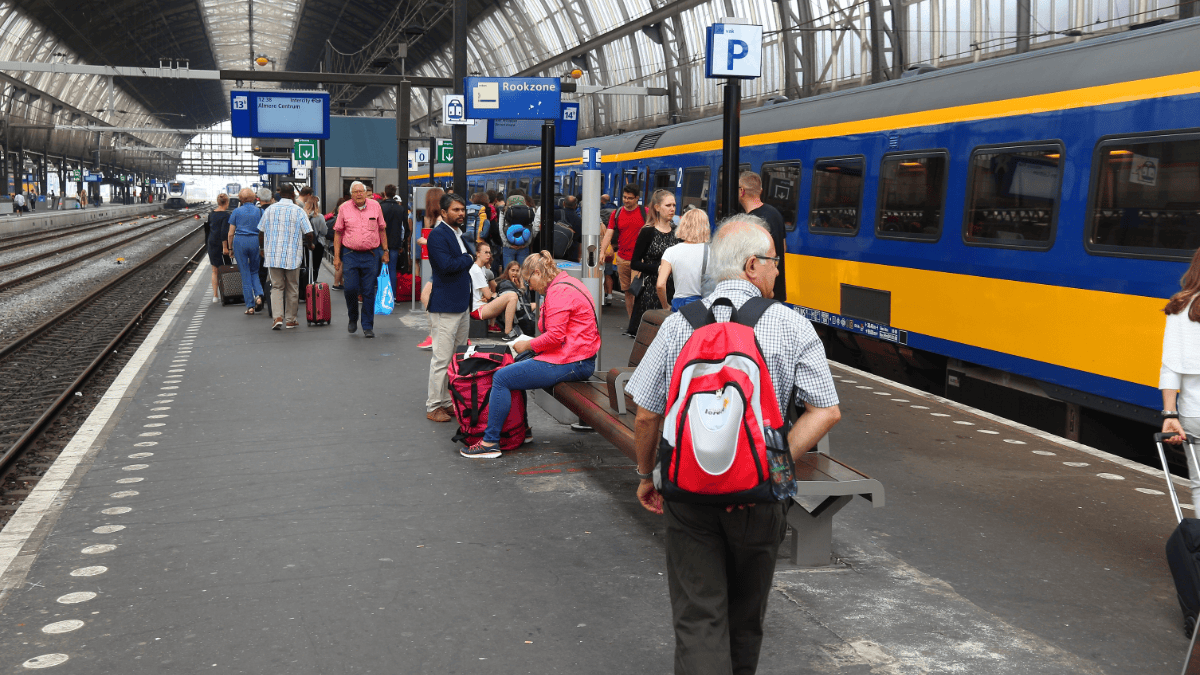 Nederlanders-op-Amsterdam-Centraal-station