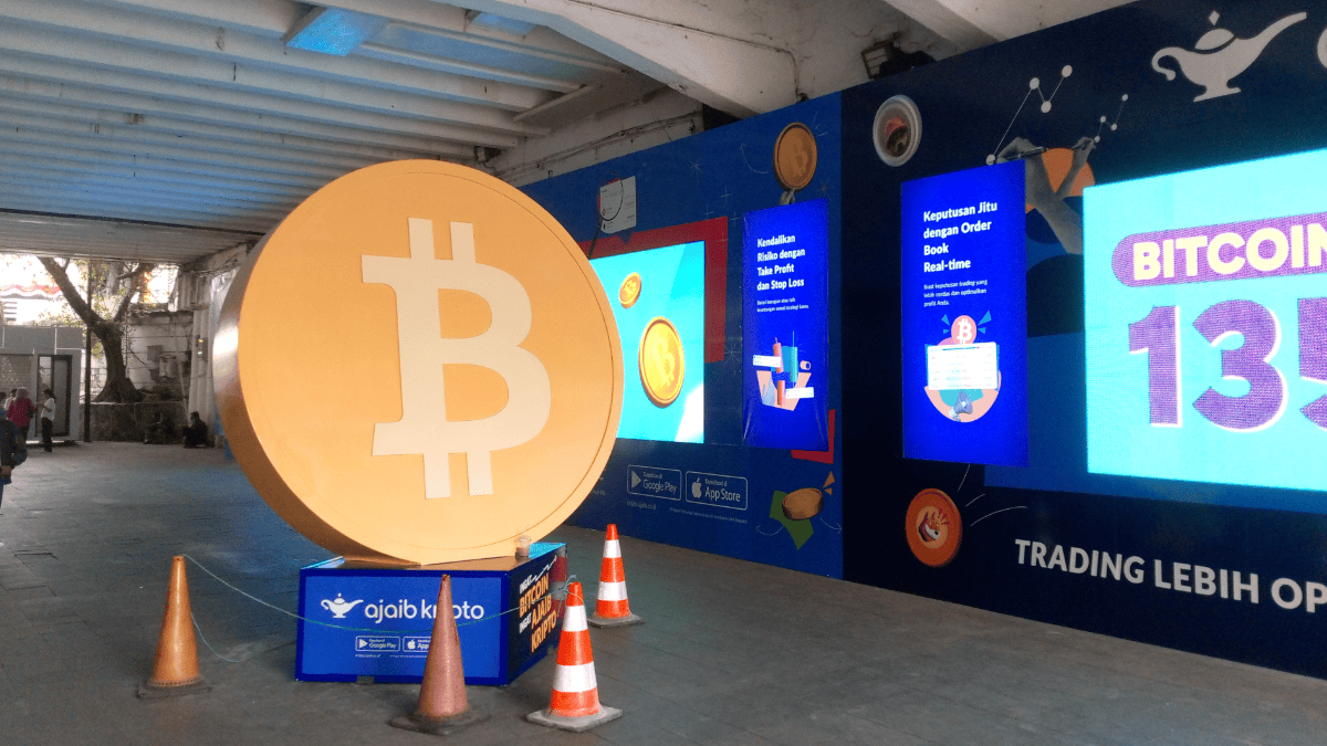 bitcoin-logo-in-event-hal