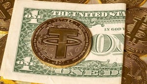 Tether-USDT-marktkapitalisatie Onlangs maakte Bloomberg bekend dat zij reden hebben om te geloven dat het Amerikaanse Ministerie van Justitie een strafrechtelijk onderzoek naar de bedrijvigheden van stablecoin-uitgever Tether (USDT) zijn gestart. Dit onderzoek staat volgens Bloomberg in het teken van fraude en werd onlangs naar een nieuw departement binnen het ministerie verplaatst. Tether heeft ondertussen op de geruchten gereageerd en noemt de informatie van Bloomberg onzin.