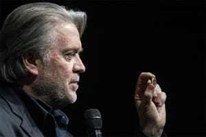 Voormalig topadviseur Trump zegt Bitcoin te hebben en werkt aan eigen cryptocurrency