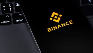 Binance-logo-telefoon-1 ¿Peligro? Retiradas de Binance se disparan tras la acusación de la SEC