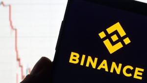 Binance-logo-telefoon-grafiek Binance aanklacht kan catastrofale bankloop veroorzaken, vreest OM