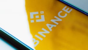 Binance-logo-telefoon Onderzoek: Binance heeft strategie ontwikkeld om regels te omzeilen