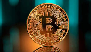 Bitcoin-btc-munt-goud-blauw Analyst über Bitcoin: „Der Kurs nähert sich dem Tiefpunkt“