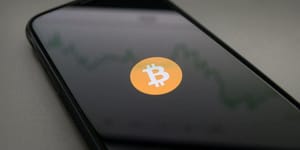 Bitcoin-telefoon-grafiek Bitcoin koers zoekt naar bodem, meer volatiliteit aanstaande