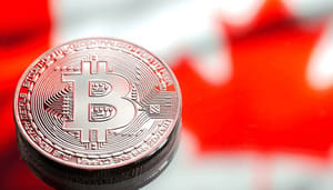 Canada-vlag-bitcoin 30% van Canadezen koopt crypto, toezichthouder pleit voor regulering