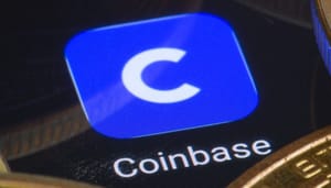 Coinbase-Ark-verkoop-aandelen-crypto-beurs XRP zaak en Bitcoin ETF zetten regulatie onder druk: Coinbase CEO