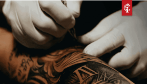 Deze_man_zet_plekken_van_zijn_lichaam_op_de_blockchain_voor_tatoeages_dit_is_hoe_dat_werkt Deze man zet plekken van zijn lichaam op de blockchain voor tatoeages, dit is hoe dat werkt