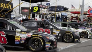 Dogecoin_DOGE_auto_crasht_hard_tijdens_NASCAR_race_maar_niet_zo_hard_als_de_koers Dogecoin (DOGE) auto crasht hard tijdens NASCAR race, maar niet zo hard als de koers