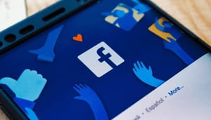 Facebook-logo-bitcoin Bitcoin haalt Facebook in en heeft Tesla in het vizier