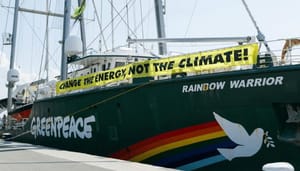 Greenpeace-boot Het is geen geheim dat het Bitcoin (BTC) netwerk een grote hoeveelheid energie verbruikt. Het minen van bitcoin kost namelijk een reusachtige hoeveelheid rekenkracht. Deze rekenkracht komt voort uit fysieke mining machines die stroom slurpen. Klimaatorganisatie Greenpeace en mede-oprichter van Ripple (XRP), Chris Larsen, hebben onlangs de handen ineen geslagen en zijn een campagne gestart om het Bitcoin consensus model klimaatvriendelijker te maken.