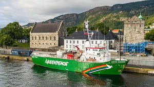 Greenpeace-boot Greenpeace over bitcoin miners bij olieputten: 'Slechte ontwikkeling'